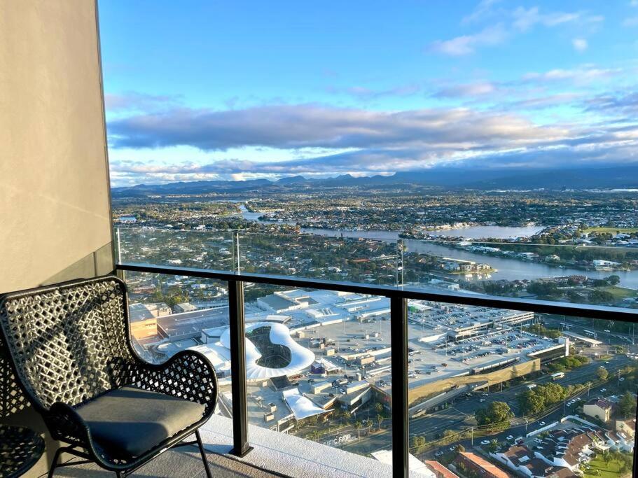 黄金海岸Luxury stunning riverview 1 bedroom apt 479F的一张椅子,位于一个享有城市美景的阳台上