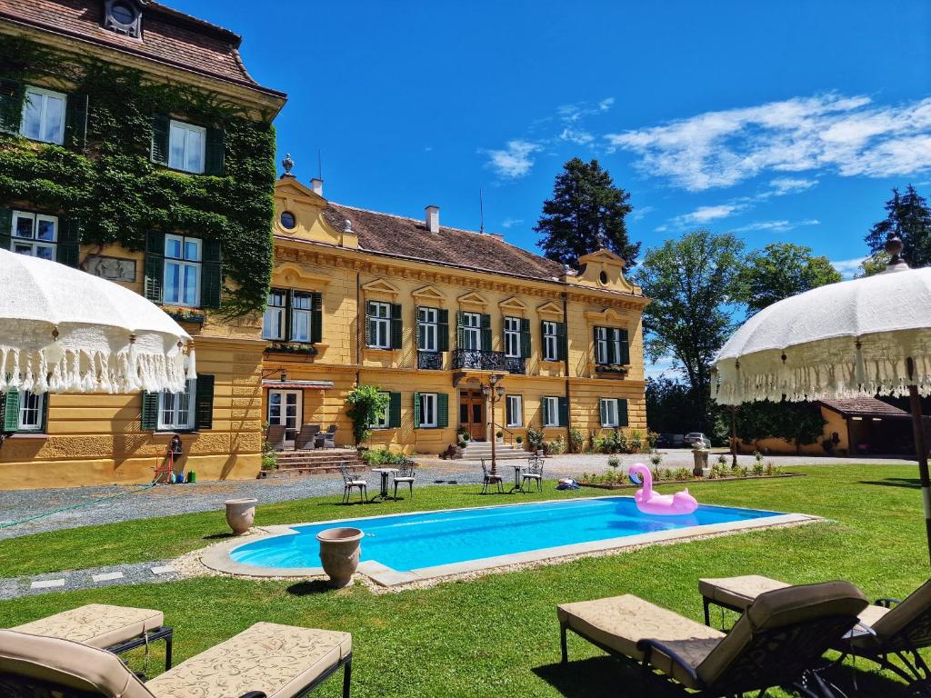 BurgauPalais Kneissl的一座大房子,前面设有一个游泳池