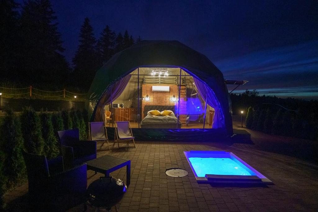 扎科帕内Peak Glamp的帐篷,配有床,晚上设有游泳池