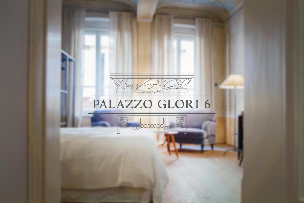 克雷莫纳Palazzo Glori 6的酒店客房,配有一张床和一个阅读palaja 角斗士的标志