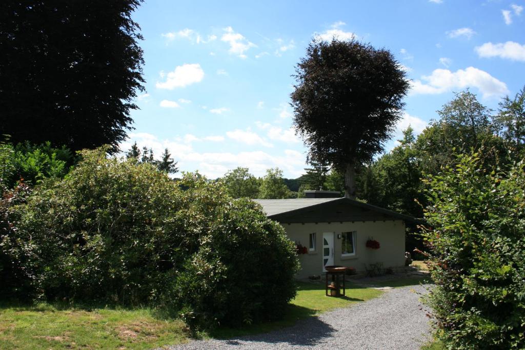 斯帕Gîte L'à côté, bungalow plain-pied sans vis-à-vis.的花园中小屋