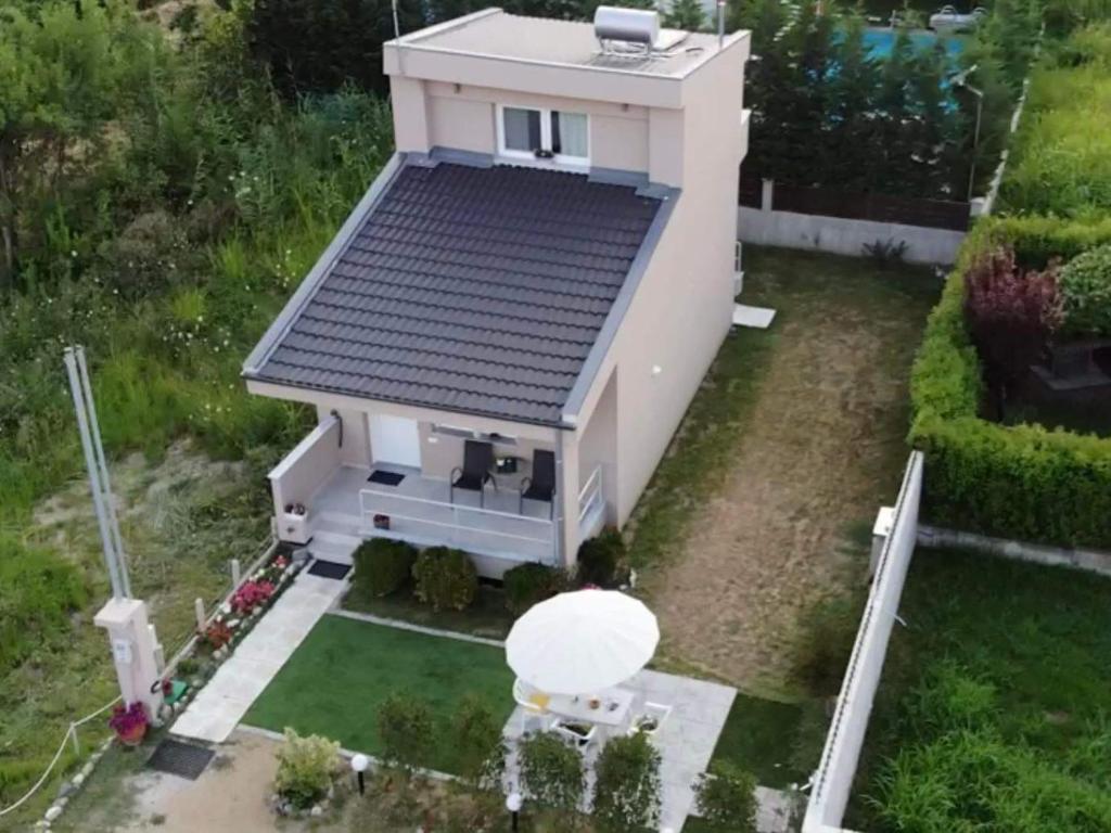 斯塔夫罗斯Art Villa的屋顶房屋的模型
