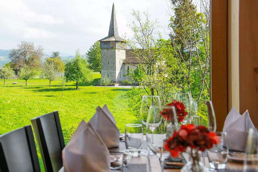 吕蒂斯堡洛伊斯利塔夫特维尔酒店的一张餐桌,享有教堂的景色