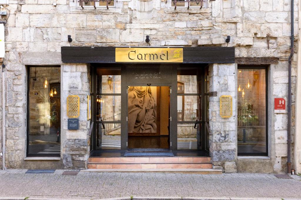 阿尔布瓦Carmel 1643的建筑前方一家带雕像的骆驼店