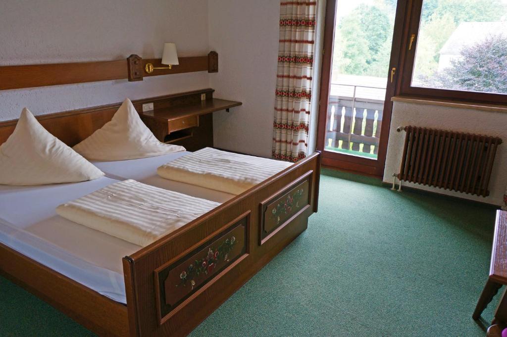 里肯巴赫Alemannenhof Hotel Engel的一间卧室设有两张床和大窗户