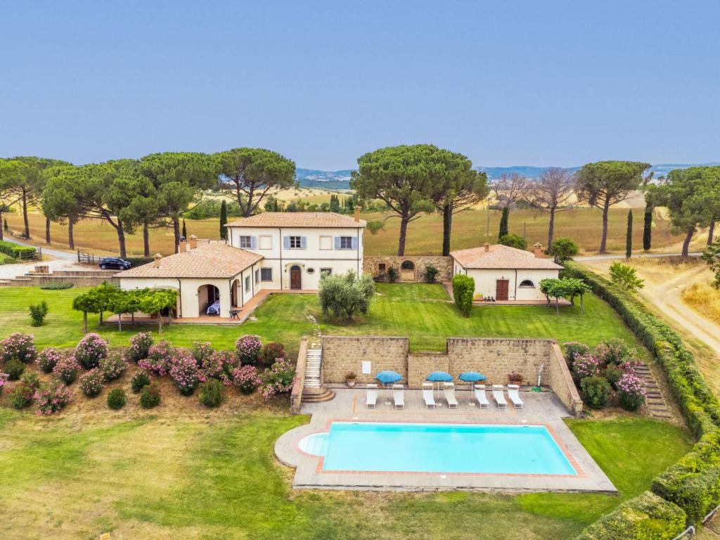 蒙特梅拉诺Villa Casa dell'Arco by Interhome的享有带游泳池的房屋的空中景致