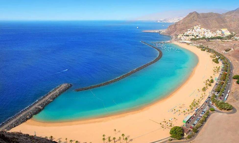 San AndrésApartamento en primera línea de mar, las Teresitas, Santa Cruz de Tenerife的享有海滩和海洋的空中景致