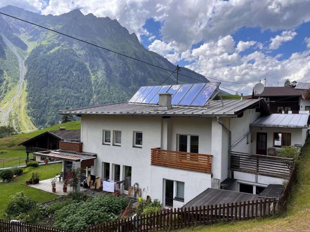 胡本Apartment Aktiv by Interhome的屋顶上设有太阳能电池板的房子