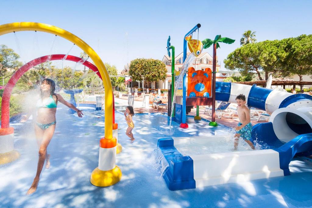 迪亚诺马里纳迪亚诺史波堤公寓酒店的一群儿童在水上公园玩耍