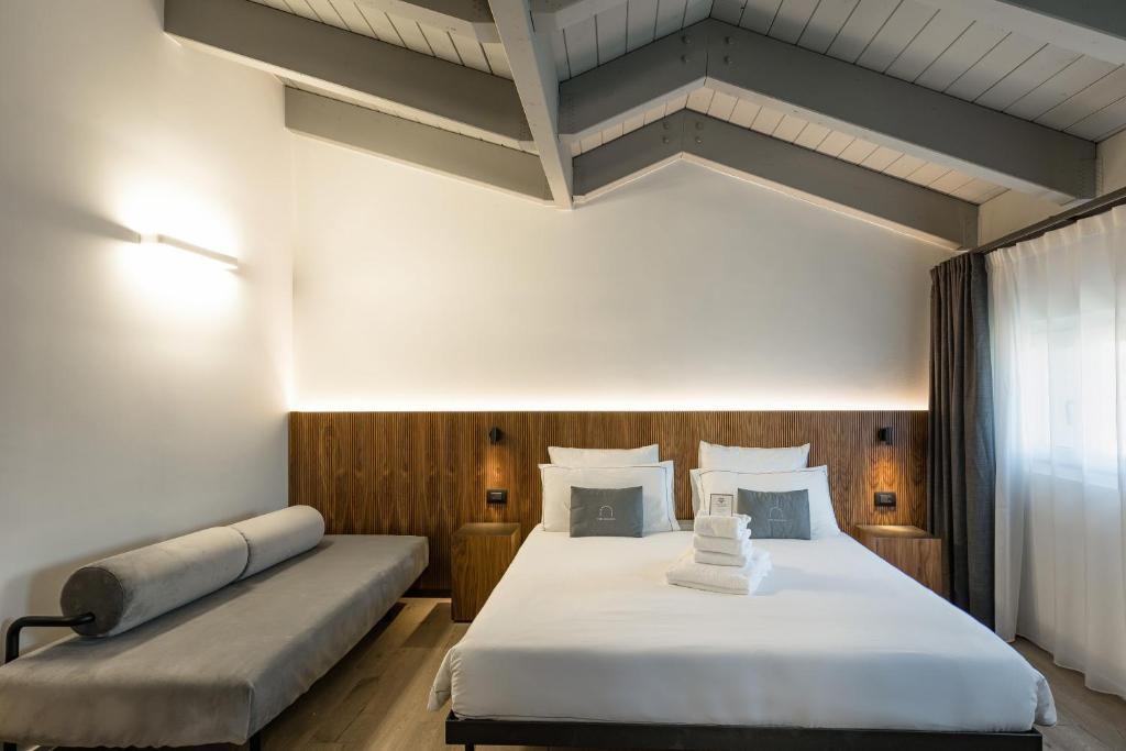 西尔米奥奈Hotel Casa Scaligeri的酒店客房设有两张床和窗户。