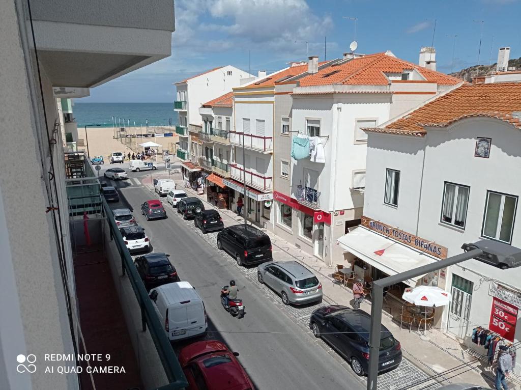 纳扎雷Sol e praia的享有街道和汽车及建筑的景色