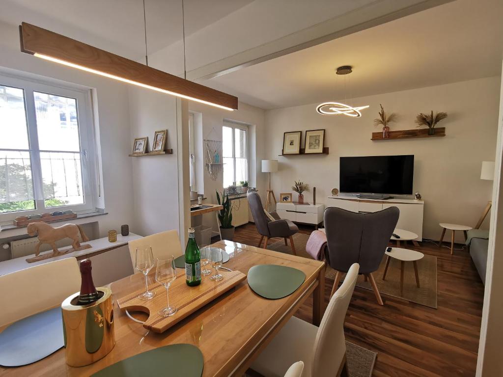诺伊斯Quirin的用餐室以及带桌椅的起居室。