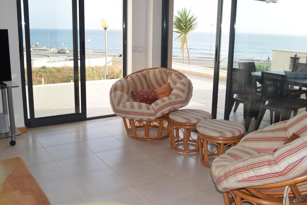 菲盖拉-达福什Vila Oceânica 1的海景客房 - 带椅子和桌子