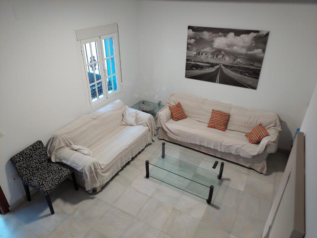 圣玛丽亚港Villa Puerto Santa María的带沙发和咖啡桌的客厅