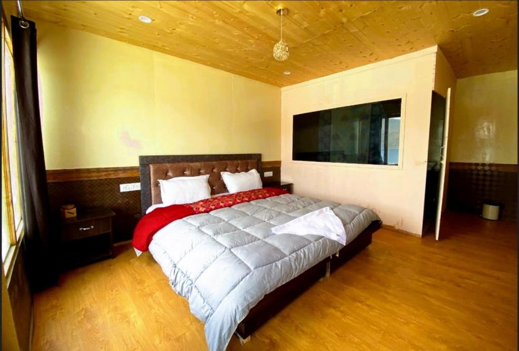 LukungNorling Cozy Cottages的一间卧室配有一张大床和一台平面电视