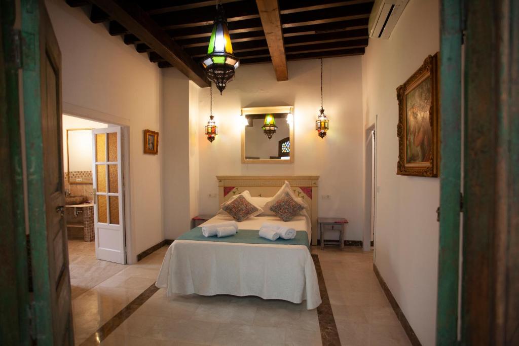 库埃瓦斯德拉尔曼索拉El Palacete de Cuevas的卧室配有一张床