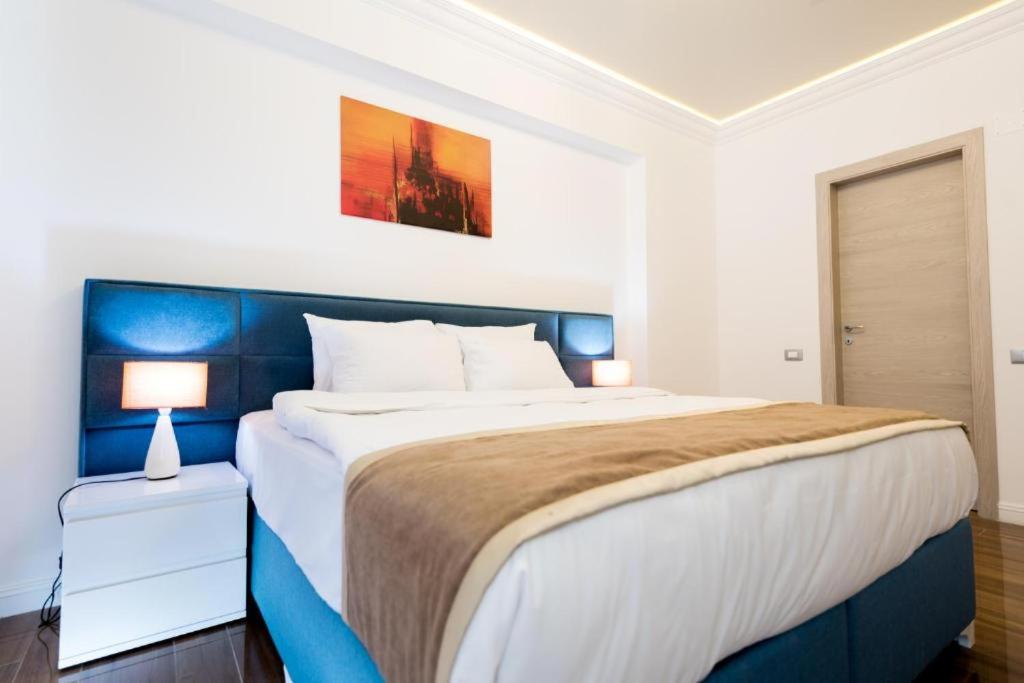 马马亚White Tower Mamaia Apartament Privat 503的一间卧室配有一张大床和蓝色床头板