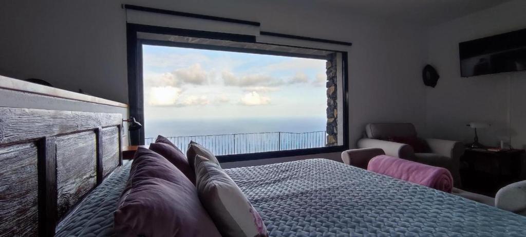 丰卡连特德拉帕尔马CASA LAS VISTAS的卧室设有海景大窗户