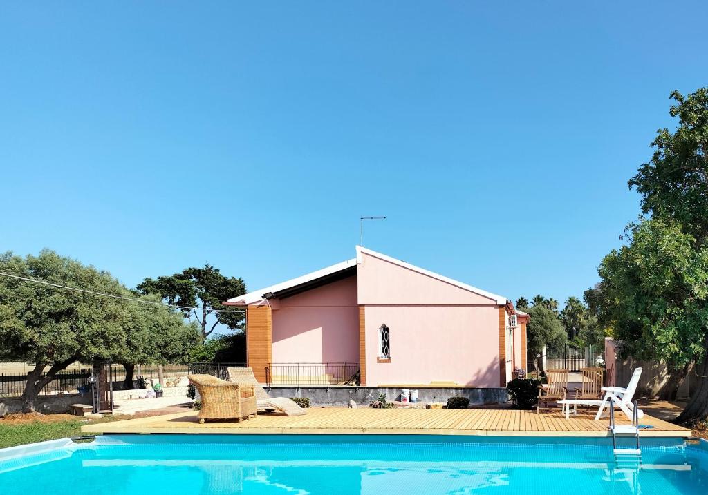 锡拉库扎La Casa di Ludovica, Punta della Mola的大楼前带游泳池的房子