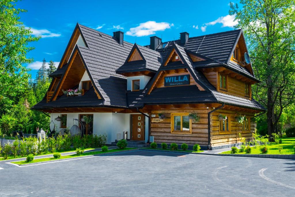 扎科帕内Willa Mała Łąka的大型木房子,设有 ⁇ 盖屋顶