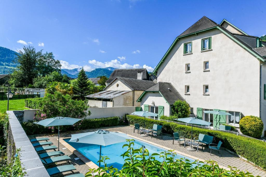 蒙特雷阿伯格莱塔布尔酒店的一个带游泳池、椅子和遮阳伞的酒店