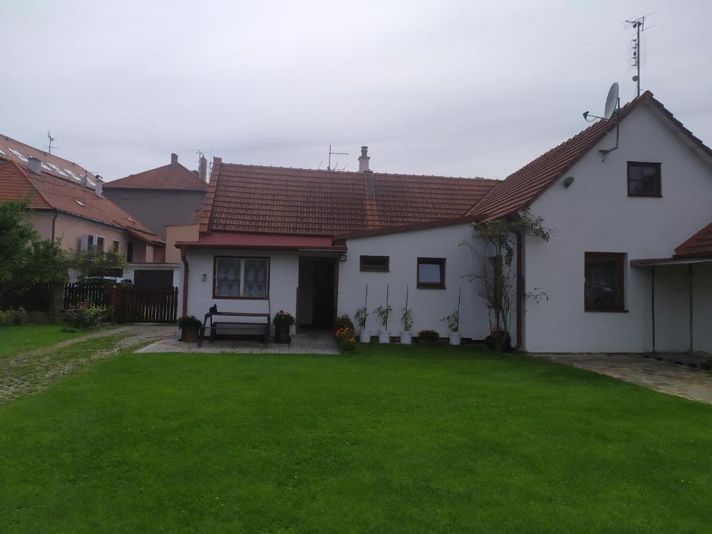 捷克克鲁姆洛夫Ubytování U Jarky的前面有绿色草坪的白色房子