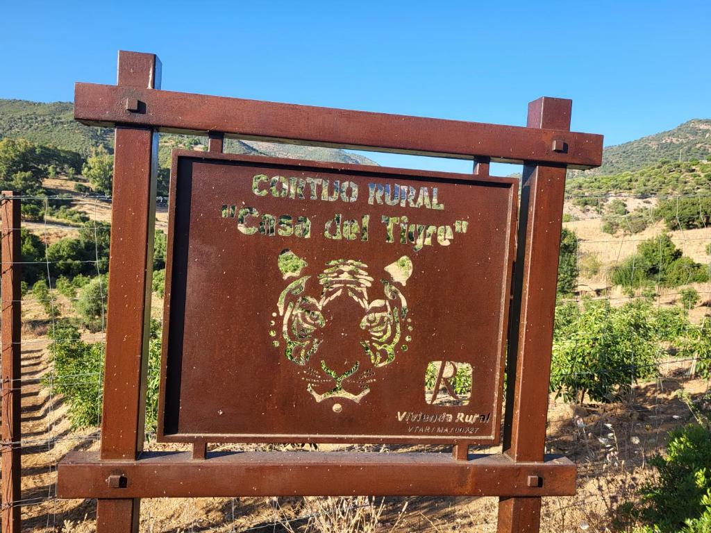 高辛Casa Rural Casa del Tigre的虎保护区受控自然区的标志