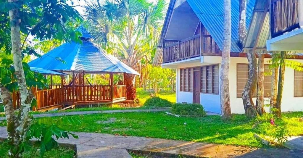 莱蒂西亚Hotel Karupa Amazonas的庭院中带凉亭的房子