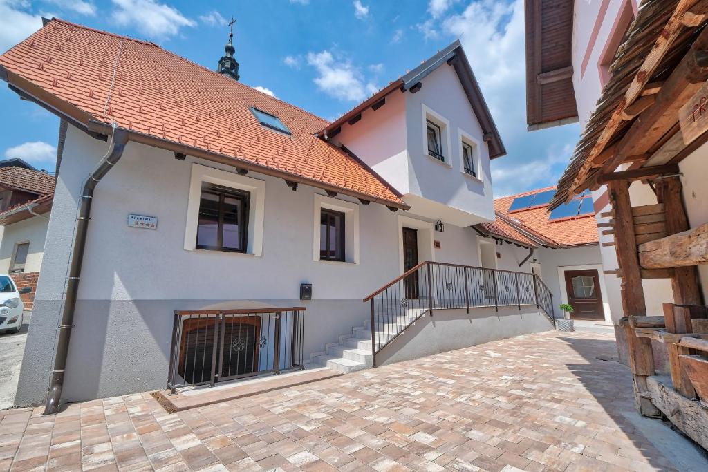 卢斯AUžlak hiša, apartments.的白色房子,有橙色屋顶