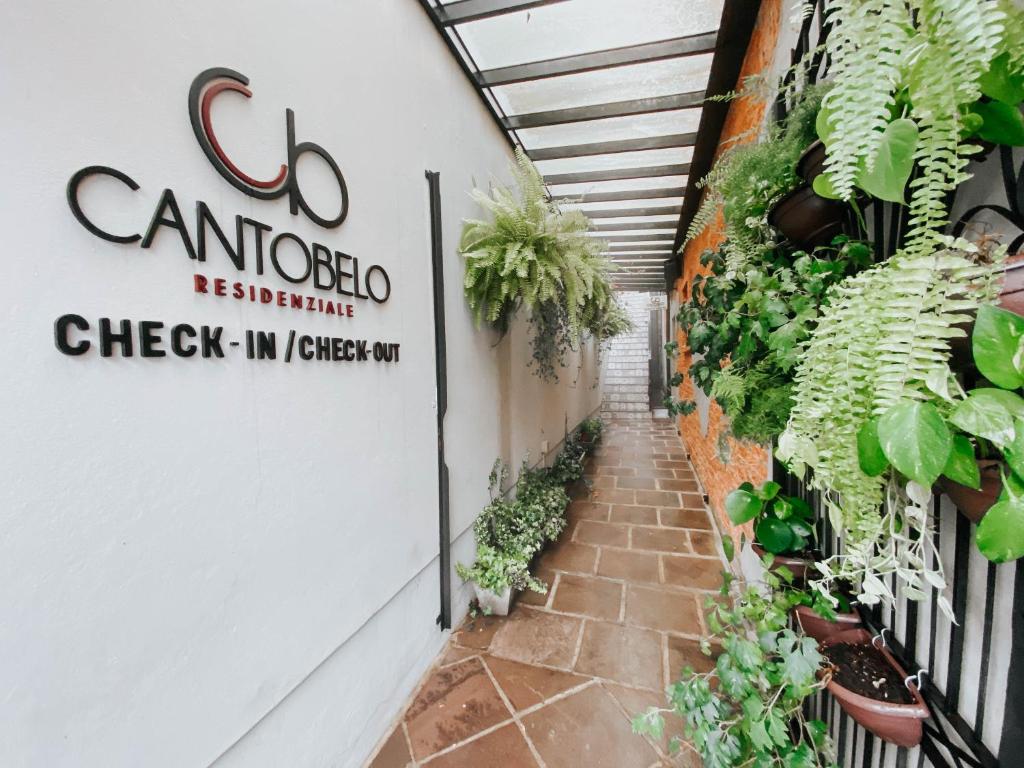 格拉玛多Canto Belo Residenziale的墙上有植物的餐厅标志