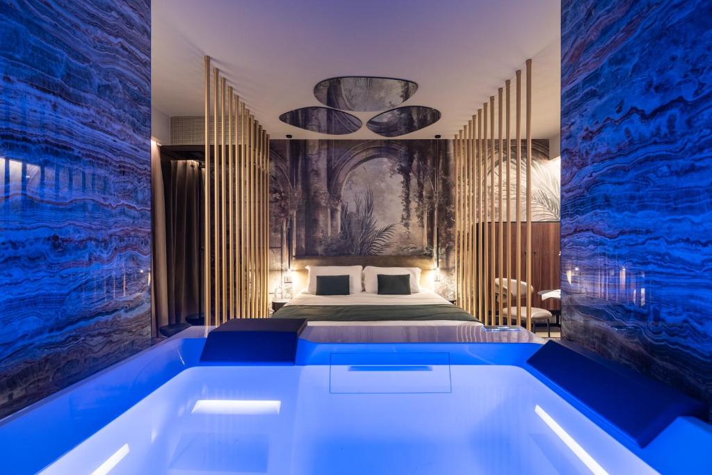 巴勒莫Aquasuite的卧室在床前设有大浴缸
