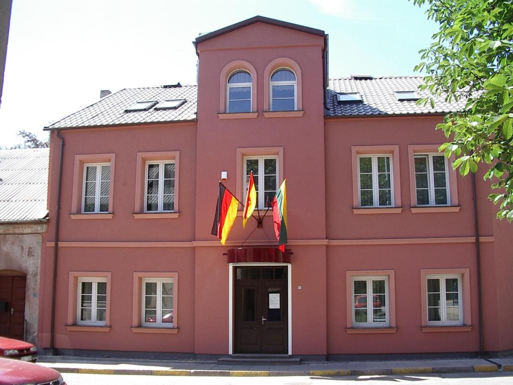 克莱佩达西蒙-达赫旅馆的前面有旗帜的红色建筑
