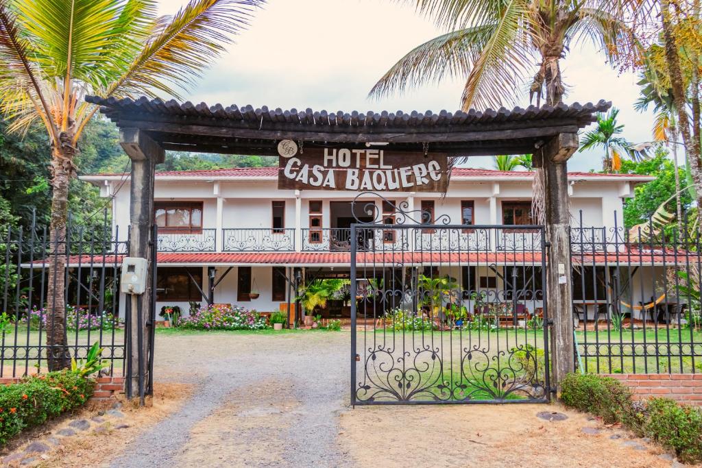 比亚维森西奥Hotel Casa Baquero的卡萨布兰卡酒店,设有大门和棕榈树