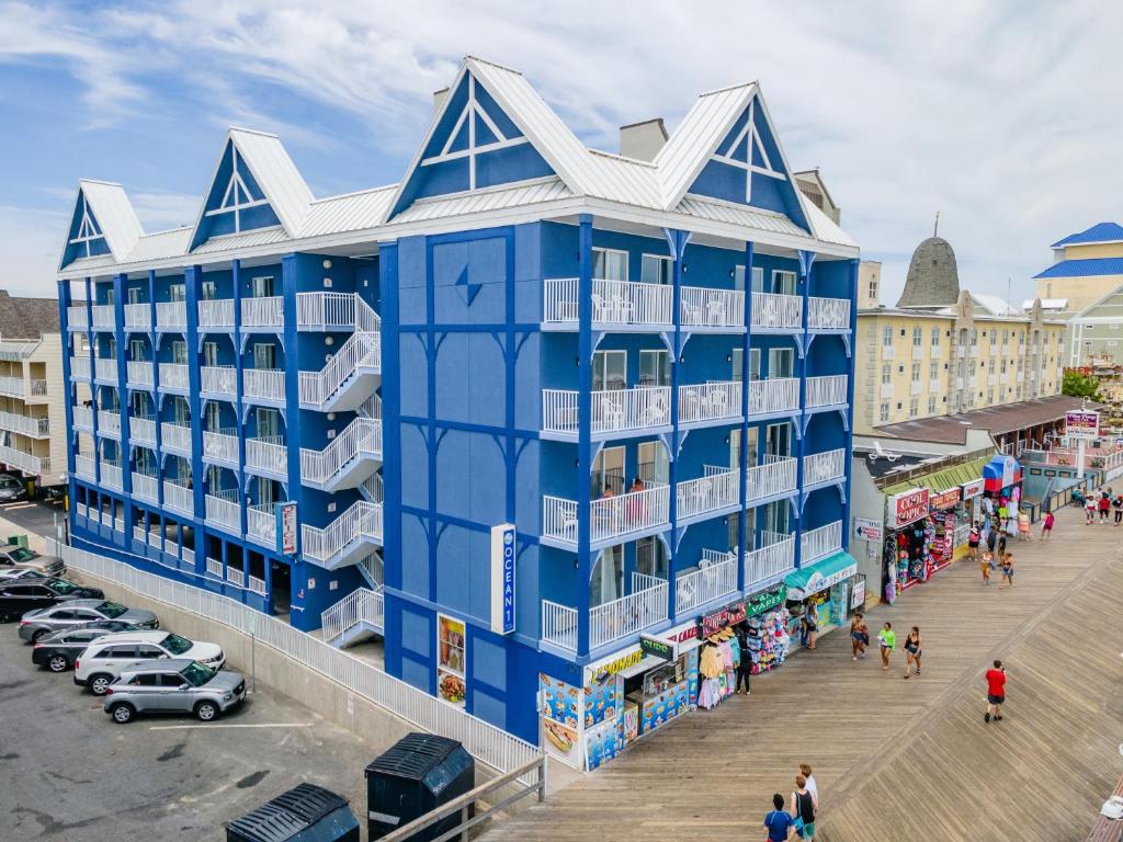 大洋城海洋城1号海洋套房酒店 的停车场旁码头上的蓝色建筑