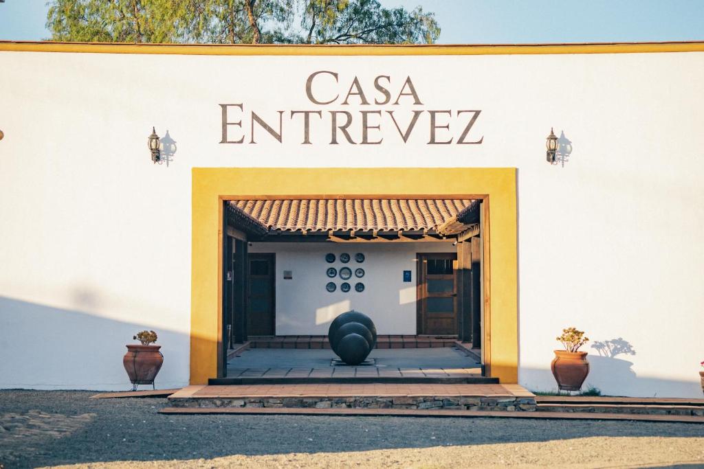 瓜达鲁佩镇Casa Entrevez的一座带Casa入口的大楼