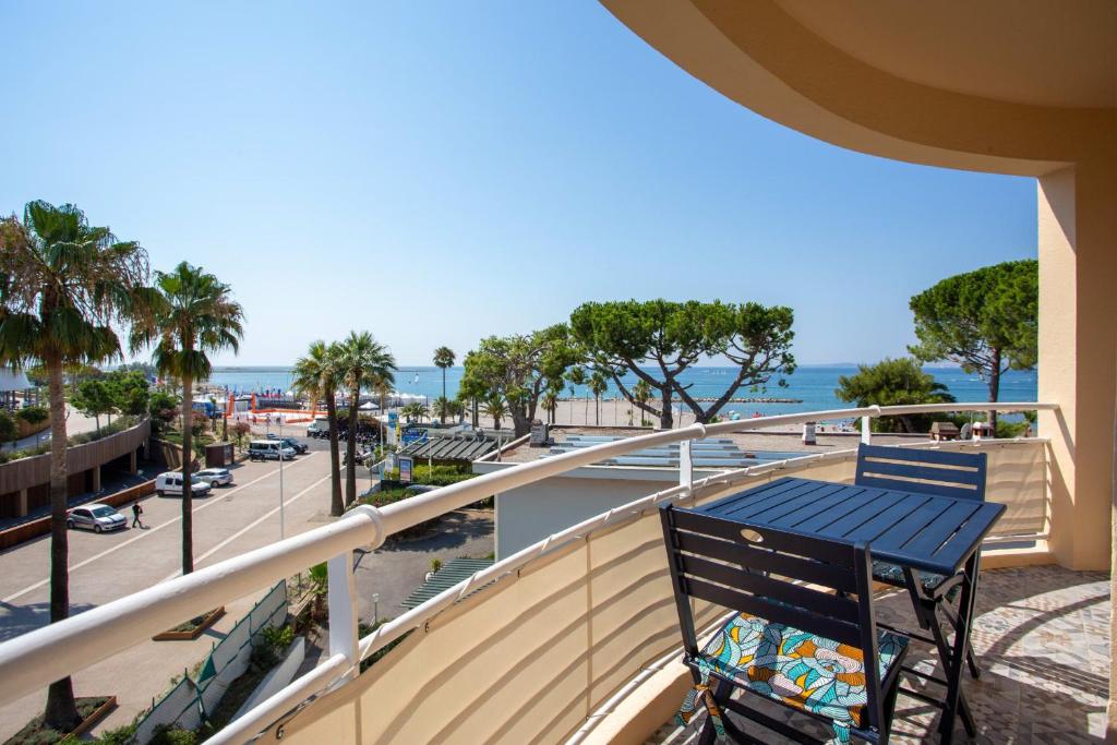 圣罗兰度瓦Apartment T2 air-conditioned sea view的蓝色长椅,坐在一个海景阳台上