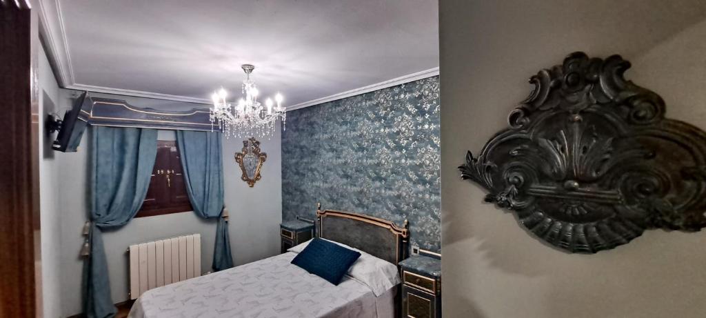 萨拉曼卡Vivienda de uso turístico Domus Josefae的一间卧室配有一张床和一个吊灯