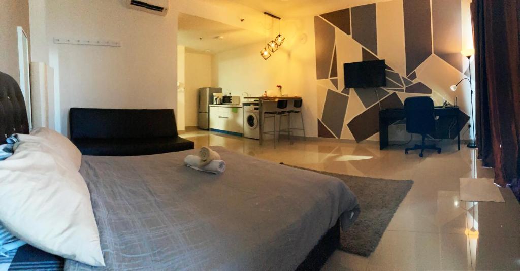 实达阿南温馨的三叶草公寓的卧室配有一张床,上面放着一只猫