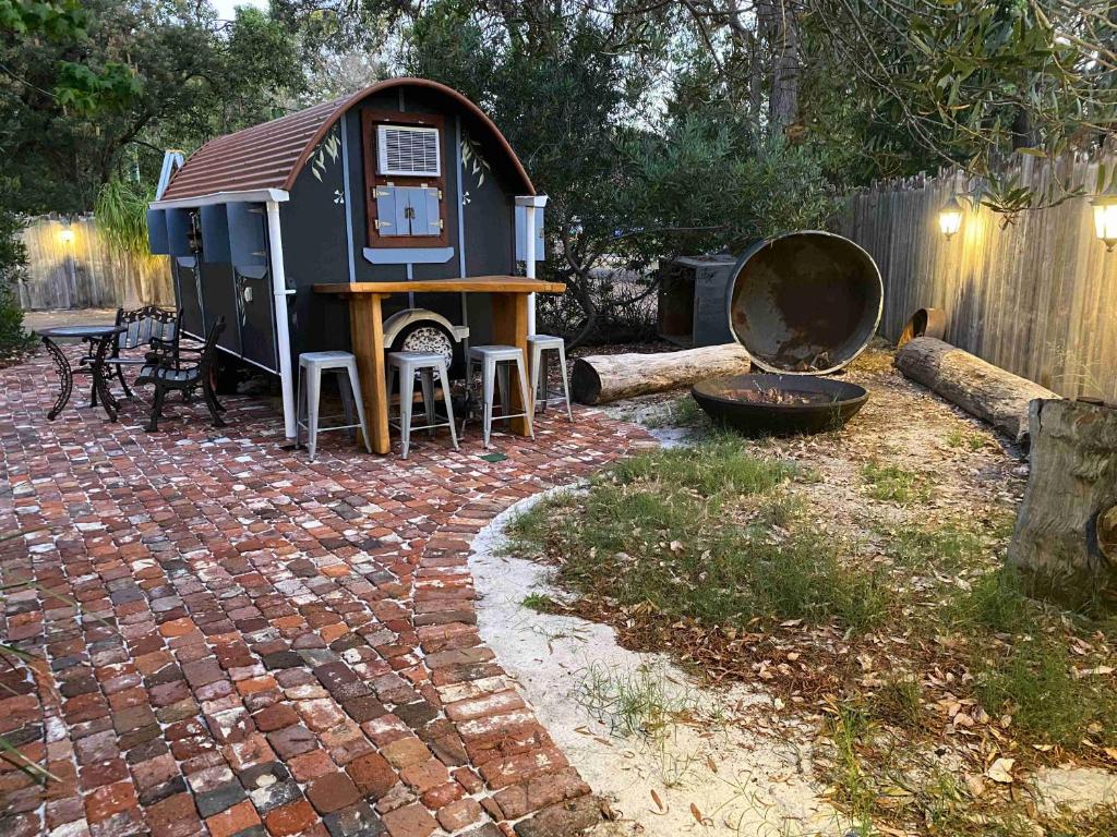 CoodanupGypsy Van Tiny House with Unique Outdoor Bathroom, WIFI & Firepit的一个带桌子和烧烤架的游戏室