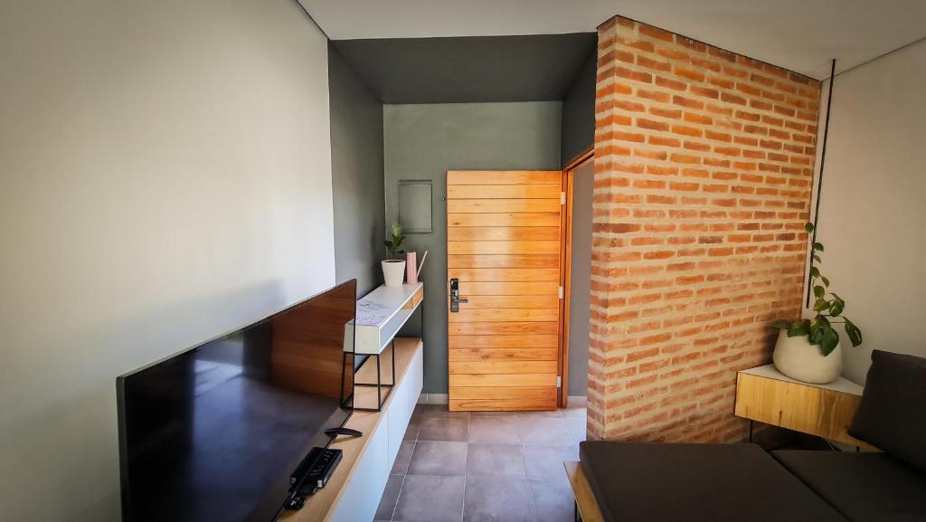 圣萨尔瓦多德朱Casa D, moderna de 2 habitaciones con jardín en barrio privado的一间设有砖墙和木门的房间