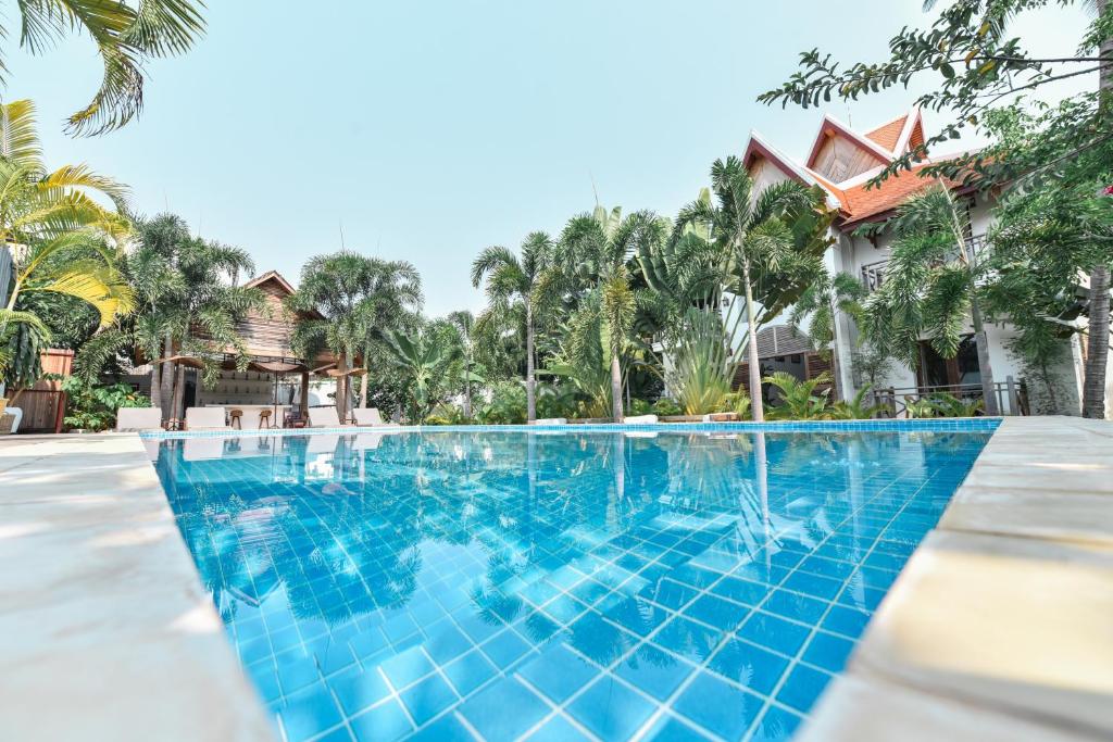 马德望Oh Battambang Boutique Hotel的别墅前的游泳池