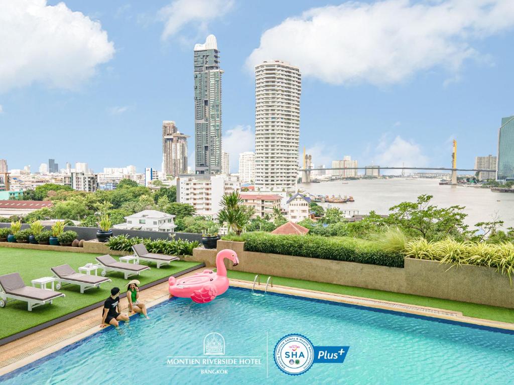 曼谷Montien Riverside Hotel Bangkok的粉红色火烈鸟游泳池的 ⁇ 染