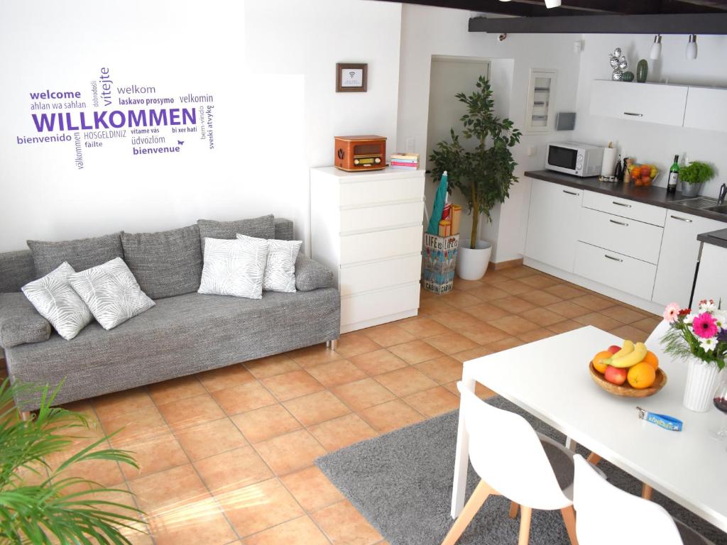 塞瓦尔兴Ferienwohnung in Seewalchen的客厅配有沙发和桌子