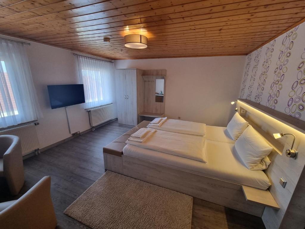 BresinchenBergschänke & Berghotel的一间卧室配有一张大床和电视