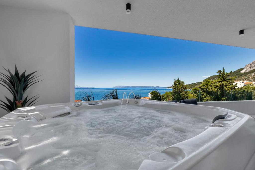 DrašniceApartman Villa Soll的海景白色浴缸