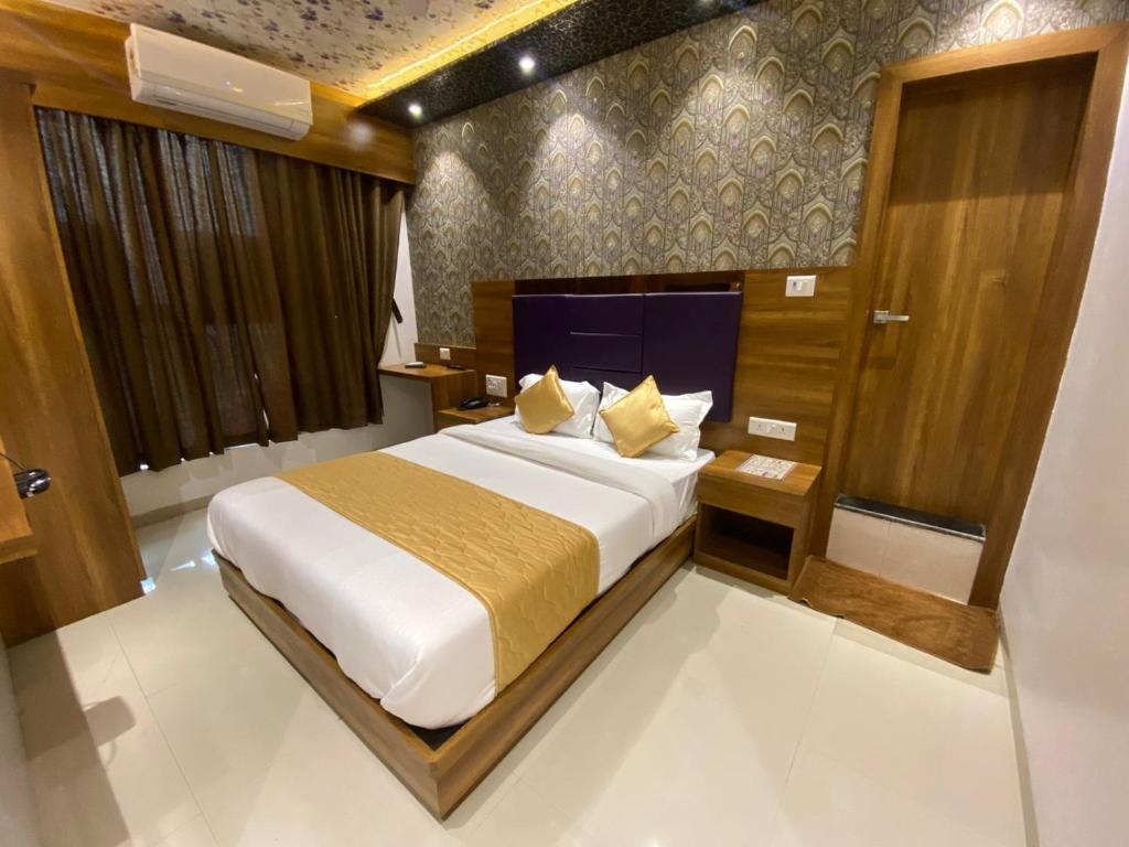 孟买Hotel BKC CROWN - Near Trade Centre, Visa Consulate的一间卧室,卧室内配有一张大床