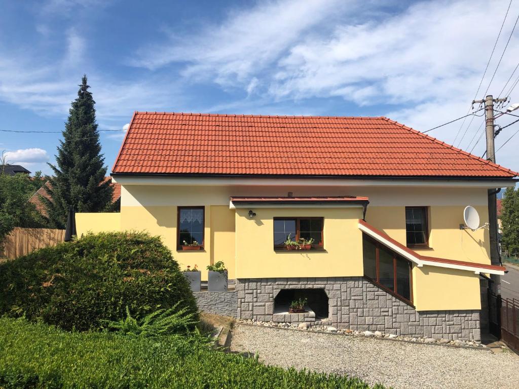 利普托斯基米库拉斯Domcek pri Medokysi的黄色的房屋,有红色的屋顶