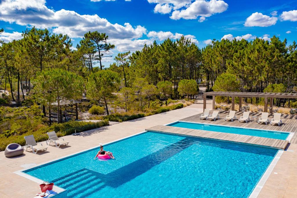特罗亚佩斯塔纳特罗亚生态度假酒店的游泳池,带2人泳池