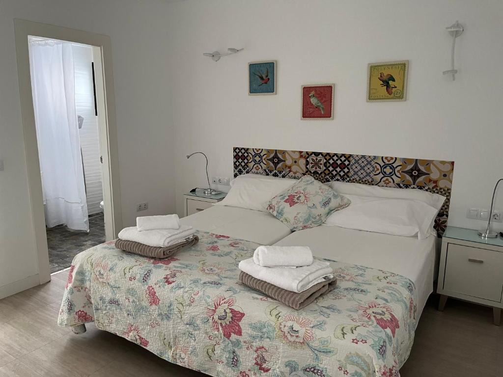 科拉雷侯Vivienda Vacacional Casa Federico的一间卧室配有一张床,上面有两条毛巾