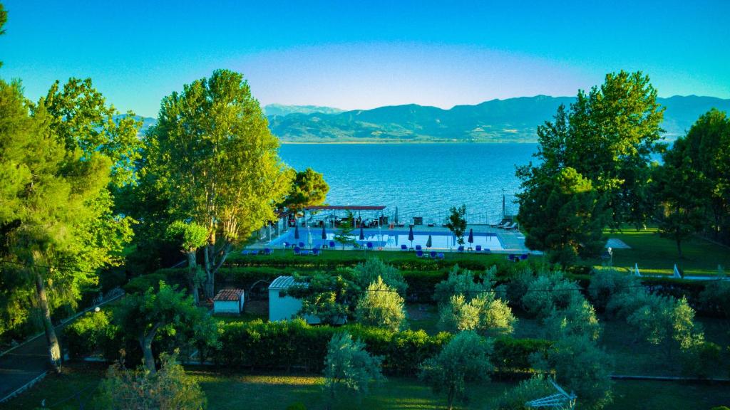 KaravómilosTsamadanis Hotel & Bungalows Friends Family的享有公园和湖泊的空中景致